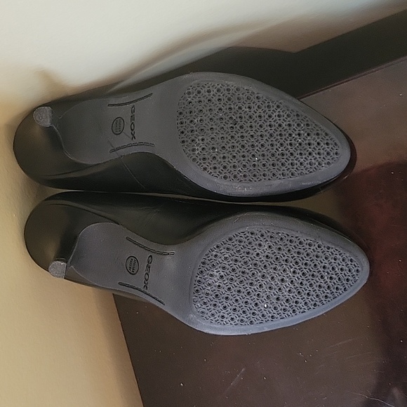 Shoes - Picture 5 of 9